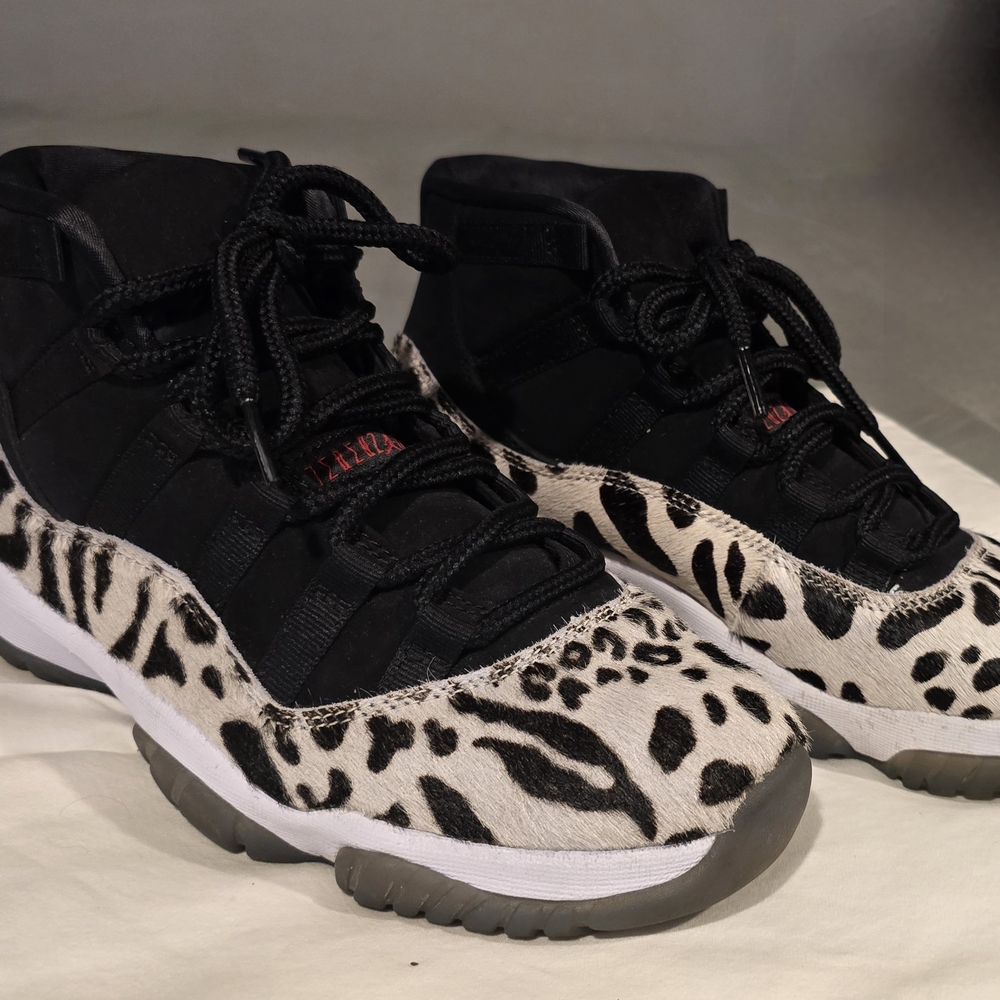 Wmn Nike Jordan 11 Retro Size 8 Black And White